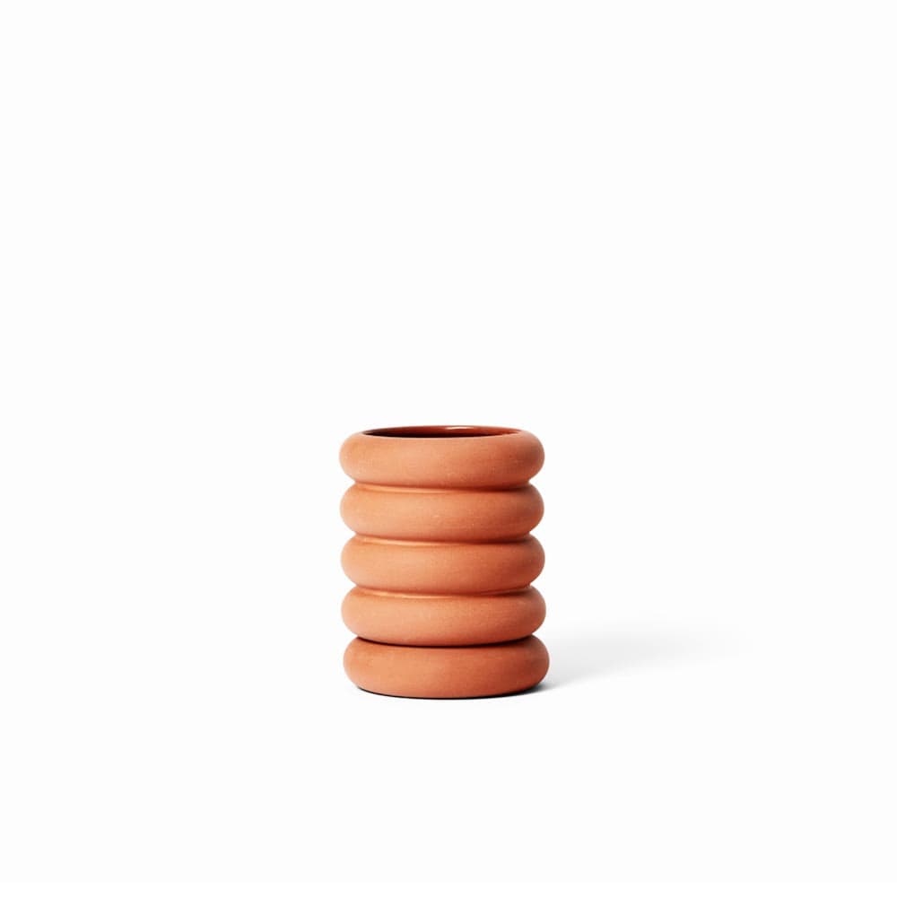 Alliez esthétique et utilité avec la jardinière empilable de Areaware. Design inspiré des isolateurs en céramique, parfait pour des plantes d'intérieur élégantes. mini tall / terracotta