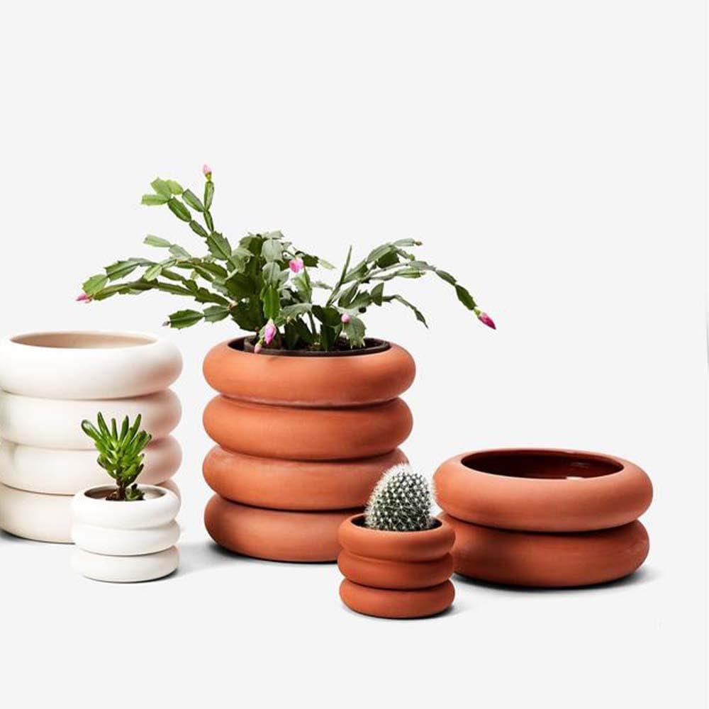 La jardinière empilable de Areaware, conçue en grès, offre une esthétique moderne et industrielle. Parfaite pour intégrer des plantes dans votre intérieur.