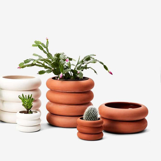 La jardinière empilable de Areaware, conçue en grès, offre une esthétique moderne et industrielle. Parfaite pour intégrer des plantes dans votre intérieur.