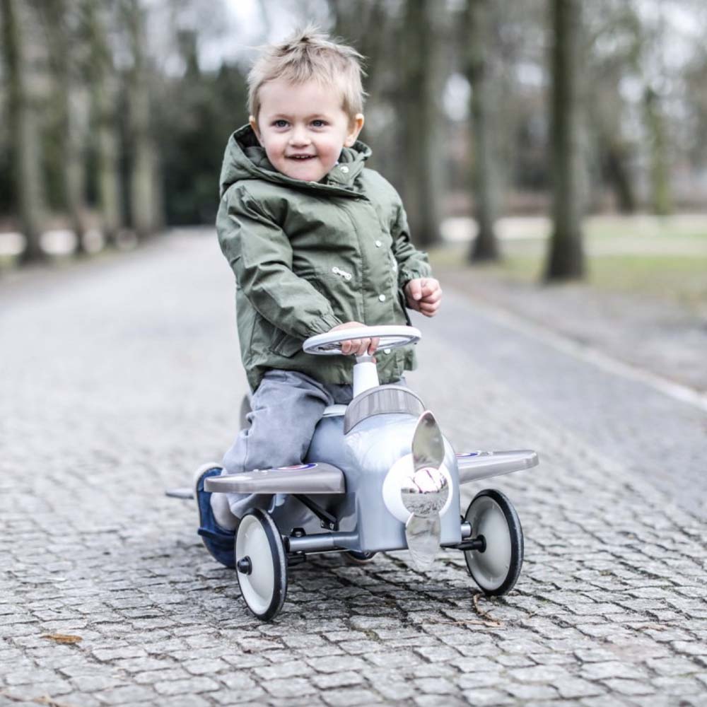 Laissez votre enfant s'envoler vers l'imaginaire avec le porteur avion Speedster de Baghera. Direction fonctionnelle, stabilité, design inspiré des années 50. Sécurité garantie : 1-3 ans, 20 kg.