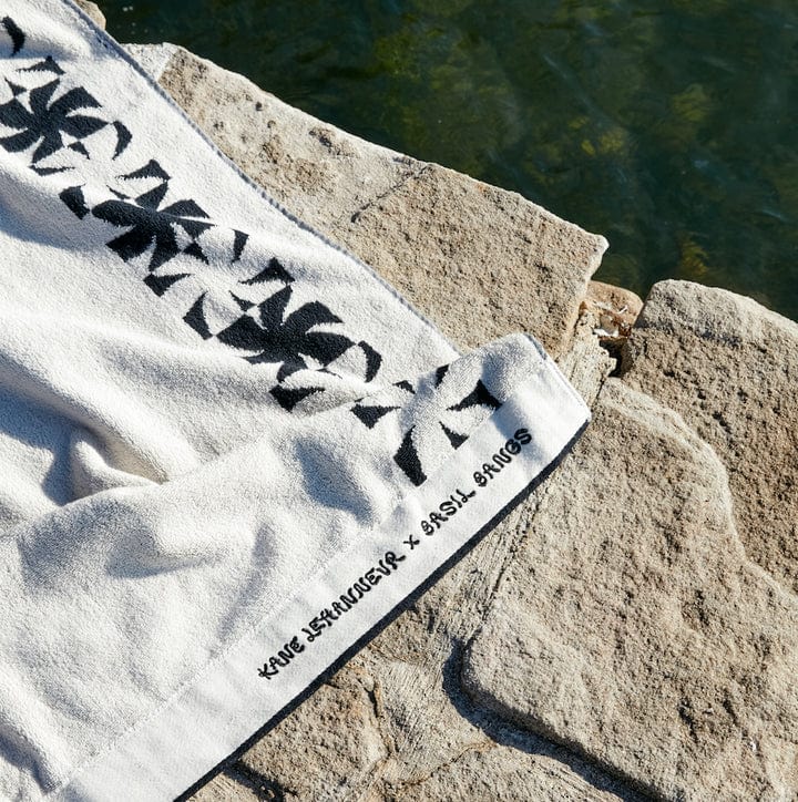 La collection de serviettes de plage Basil Bangs est luxueuse et parfaite pour la plage, mais aussi pour le bord de la piscine.