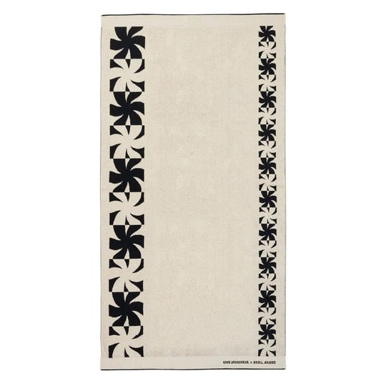 Beach Towel, serviette de plage luxueuse par Basil Bangs, flowers by Kane Lehanneur