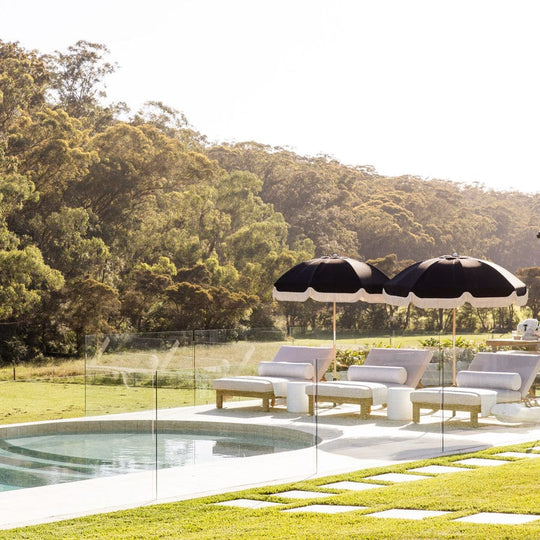 Les parasols Jardin Umbrella de Basil Bangs sont conçus pour une utilisation extérieure robuste dans le jardin, sur le patio ou au bord de la piscine.