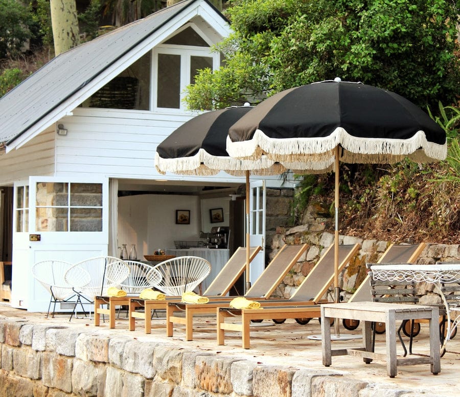 Nüspace Mobilier (Canada) présente le parasol d'extérieur Jardin Umbrella par Basil Bangs, une option parfaite pour les bords de piscine.