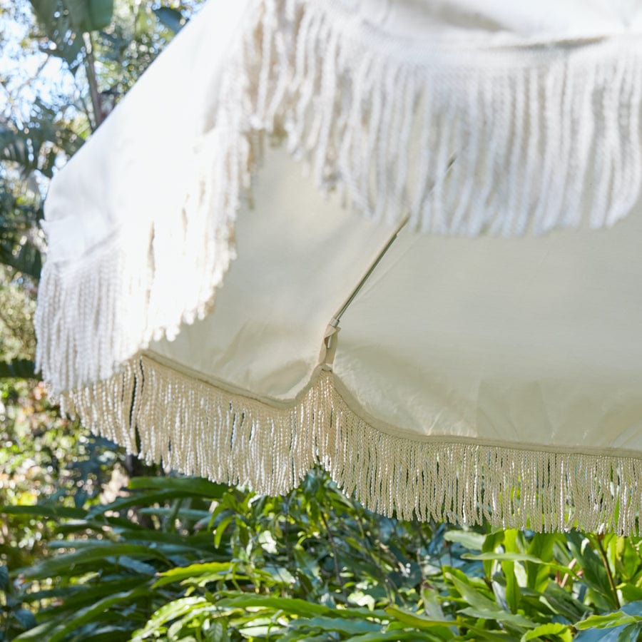 Nüspace Mobilier (Canada) présente le parasol d'extérieur Jardin Umbrella par Basil Bangs, avec ses franges luxueuses.