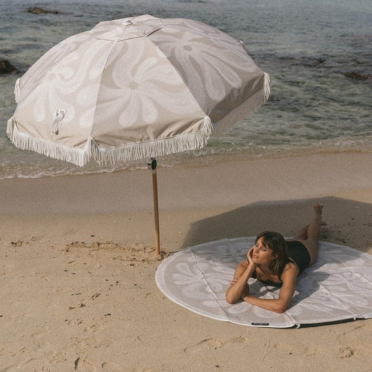 Le Beach Umbrella de Basil Bangs est un parasol de plage de qualité supérieure, il est parfait pour les moments où la lumière et l'éclat sont les meilleurs, que ce soit à la plage, au bord de la piscine, sur la terrasse arrière ou dans le jardin.