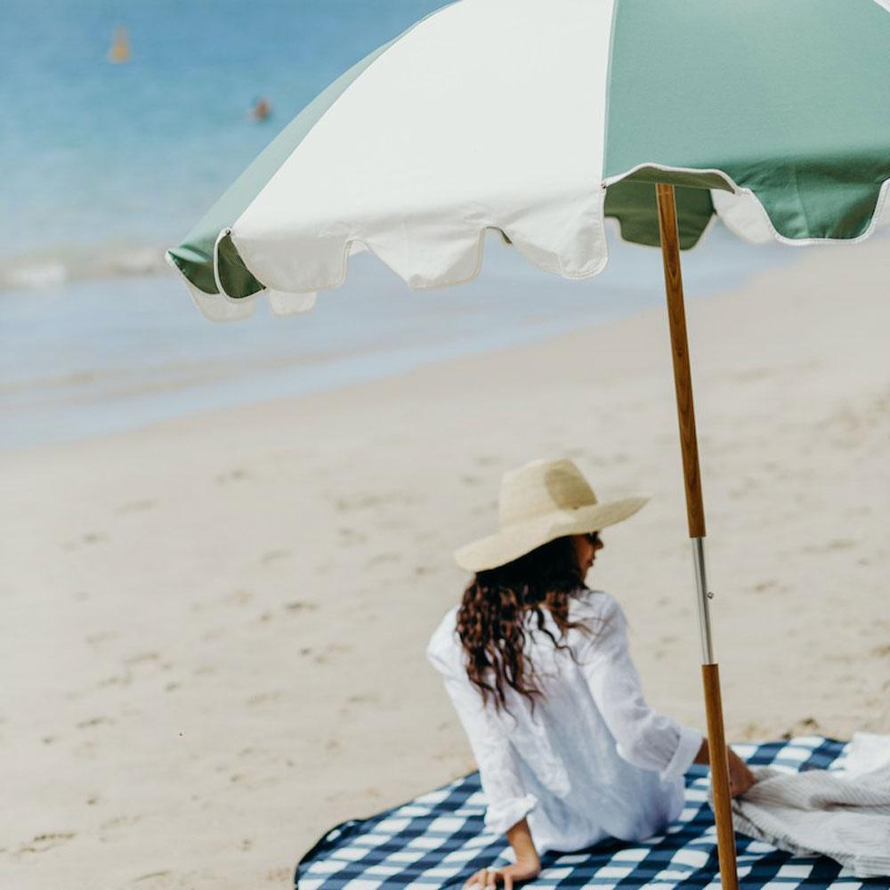 Conçu par des personnes créatives, qui aiment voyager léger, le parasol Weekend Umbrella de Basil Bangs présente le même design intemporel et la même qualité que vous connaissez et appréciez, mais de façon un peu plus épurée.