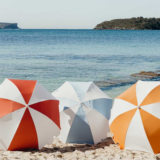 Le Weekend Umbrella par Basil Bangs est un parasol léger et portatif, parfait pour la plage.