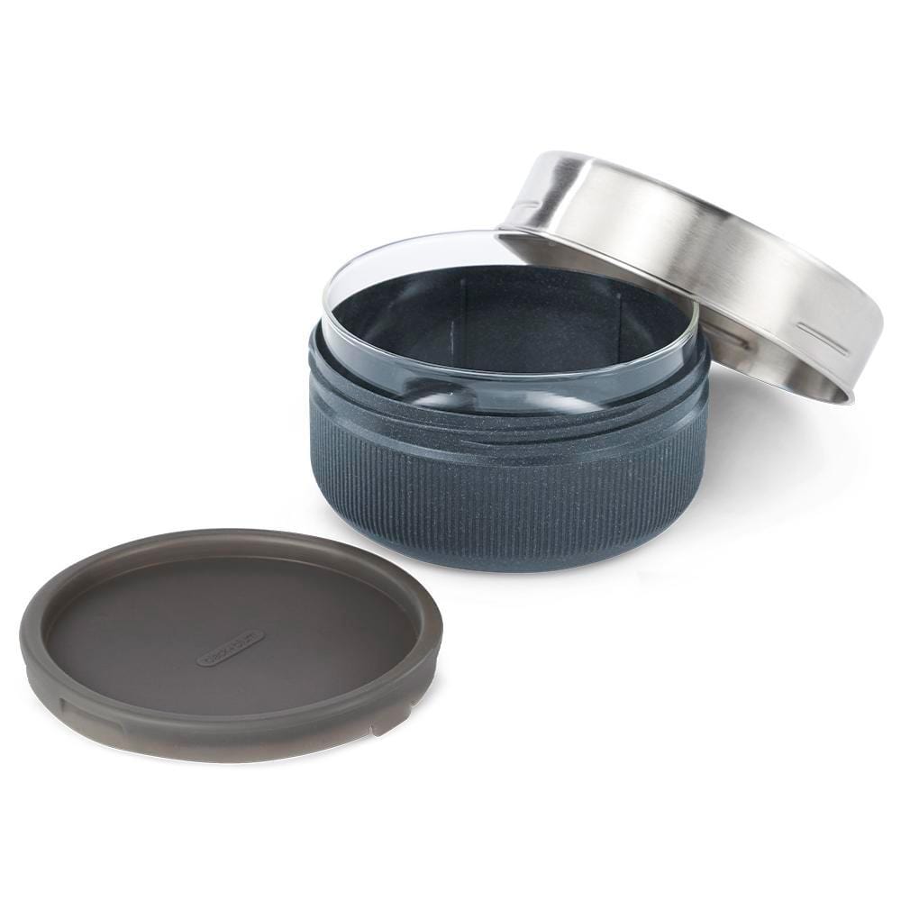 Innovation culinaire avec le bol à lunch en verre black+blum. Couvercle ingénieux, verre borosilicate soufflé à la main, base écologique en polypropylène et fibres de bois. Sécurité, durabilité et esthétique.