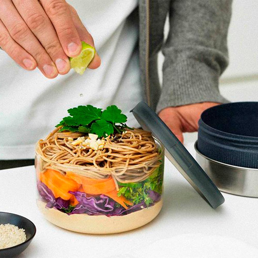 L'alliance parfaite de l'innovation et du design : le bol à lunch en verre black+blum. Couvercle astucieux, verre borosilicate soufflé à la main, base écologique. Une expérience culinaire sans compromis.