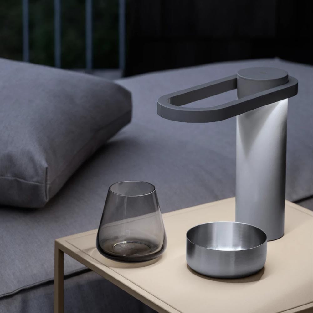 La lampe de table Hoop de Blomus est la solution d'éclairage parfaite pour l'intérieur et l'extérieur. Grâce à sa construction extrêmement étanche, cette lampe peut résister aux conditions météorologiques les plus difficiles.