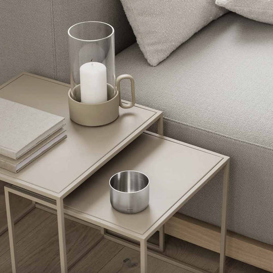 La lanterne Yuragi par Blomus est un produit de design remarquable, créé par le célèbre designer japonais Kazushige Miyake. Celle-ci est une version moderne de la lanterne classique, qui a été repensée pour s'adapter parfaitement à la vie contemporaine.