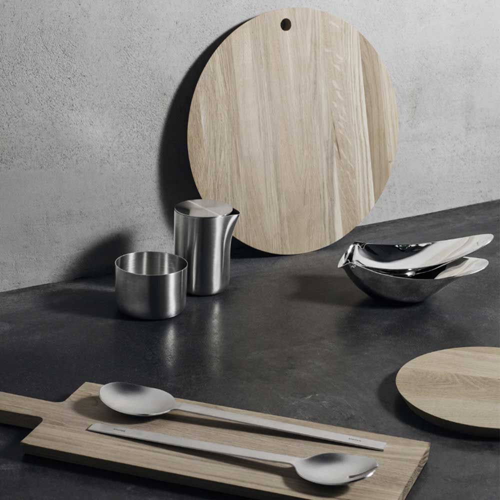 La planche à découper en chêne Borda de Blomus est un ajout à la fois étonnant et pratique à toute cuisine. Fabriquée en chêne non traité, cette planche à découper présente un aspect naturel et intemporel qui rehaussera le décor de toute cuisine.