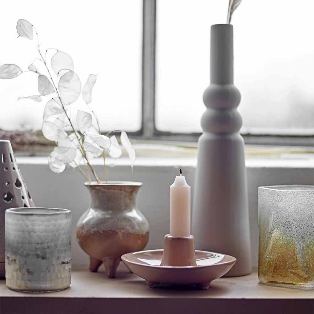 Ce vase Bloomingville de style retro en verre se distingue par se forme atypique en étages. Son créateur s'est inspiré des vases tendances des années 60 pour fabriquer ce vase qui ira très bien au centre de votre table ou sur un buffet.