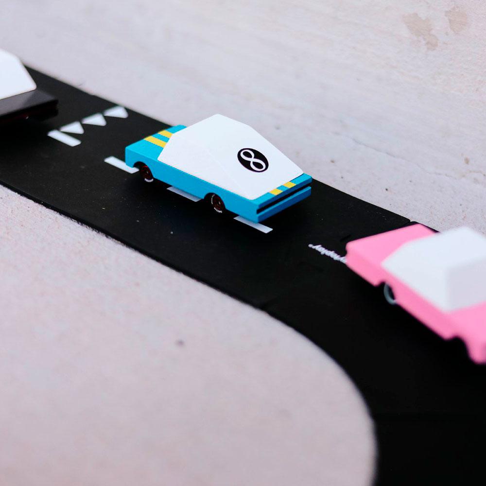 Faire fumer les pneus toute la journée, et chercher la vitesse sur la piste. Cette petite voiture Blue Racer de Candylab a les épaules qu'il faut pour la piste.