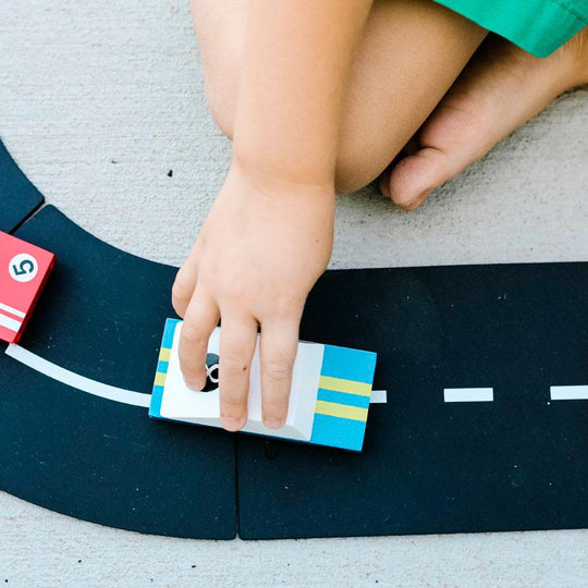 Faire fumer les pneus toute la journée, et chercher la vitesse sur la piste. Cette petite voiture Blue Racer de Candylab a les épaules qu'il faut pour la piste.