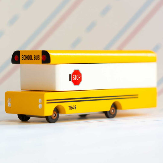 Ne faites pas la grasse matinée, sinon vous allez manquer le bus scolaire de Candylab. Ce grand bus jaune est prêt, lumineux, et en avance pour venir vous chercher.