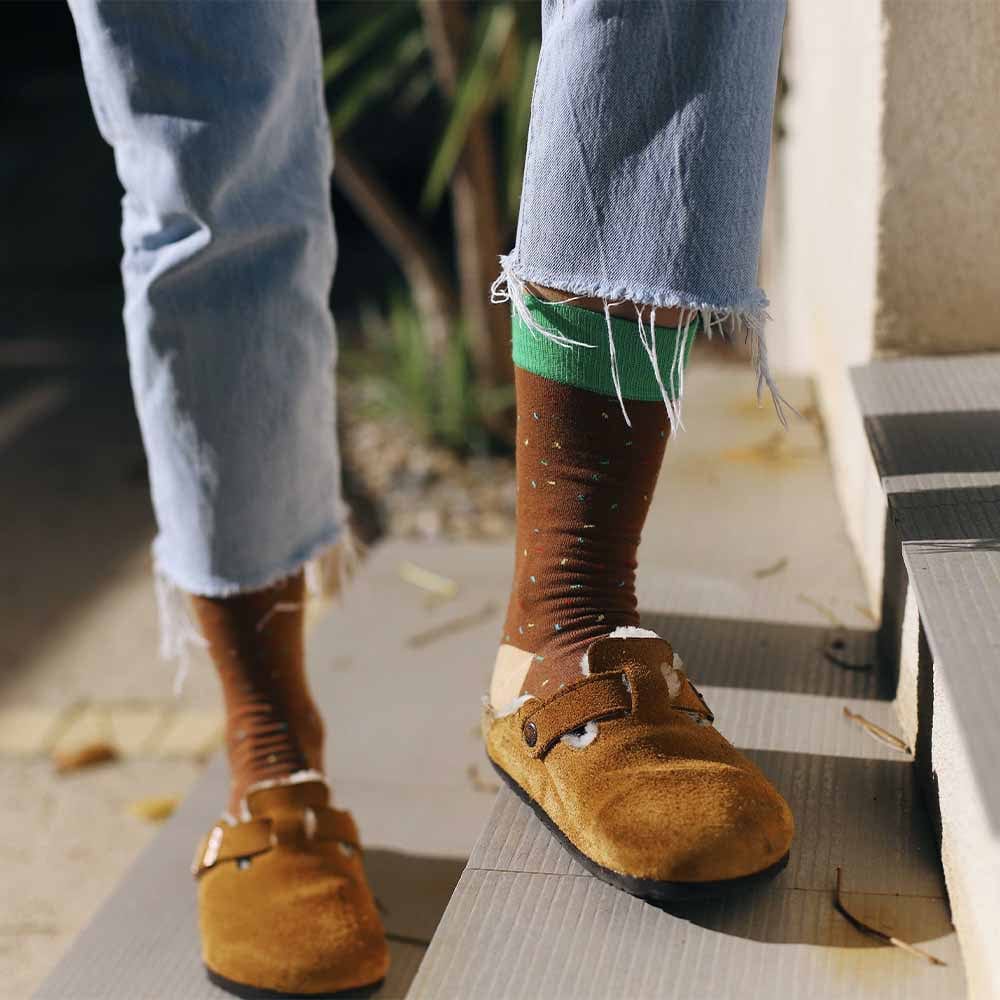 Découvrez l'originalité d'Eat My Socks avec des bas en forme de délicieux beignets au chocolat. Une expérience mode amusante pour égayer votre tenue.