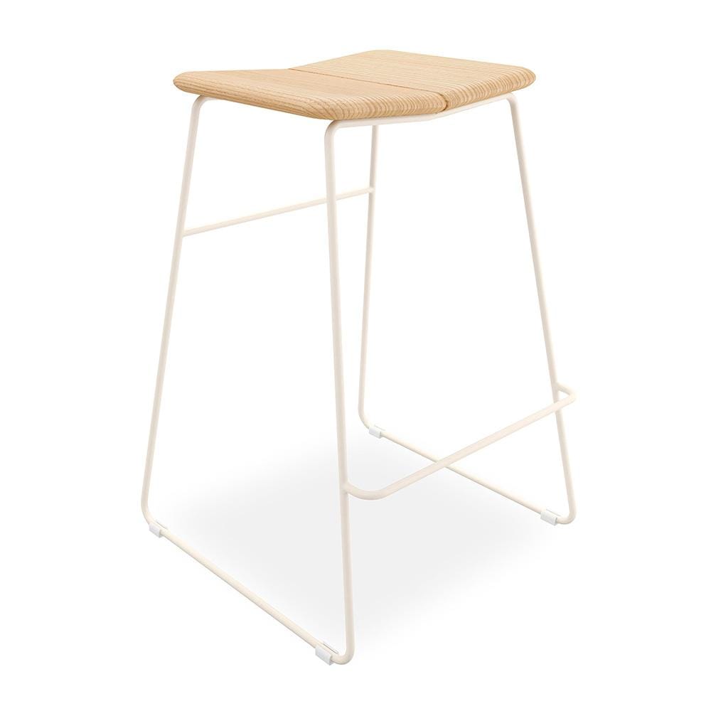 Gus* Modern Aero, tabouret de bar, en bois et métal peint, swan