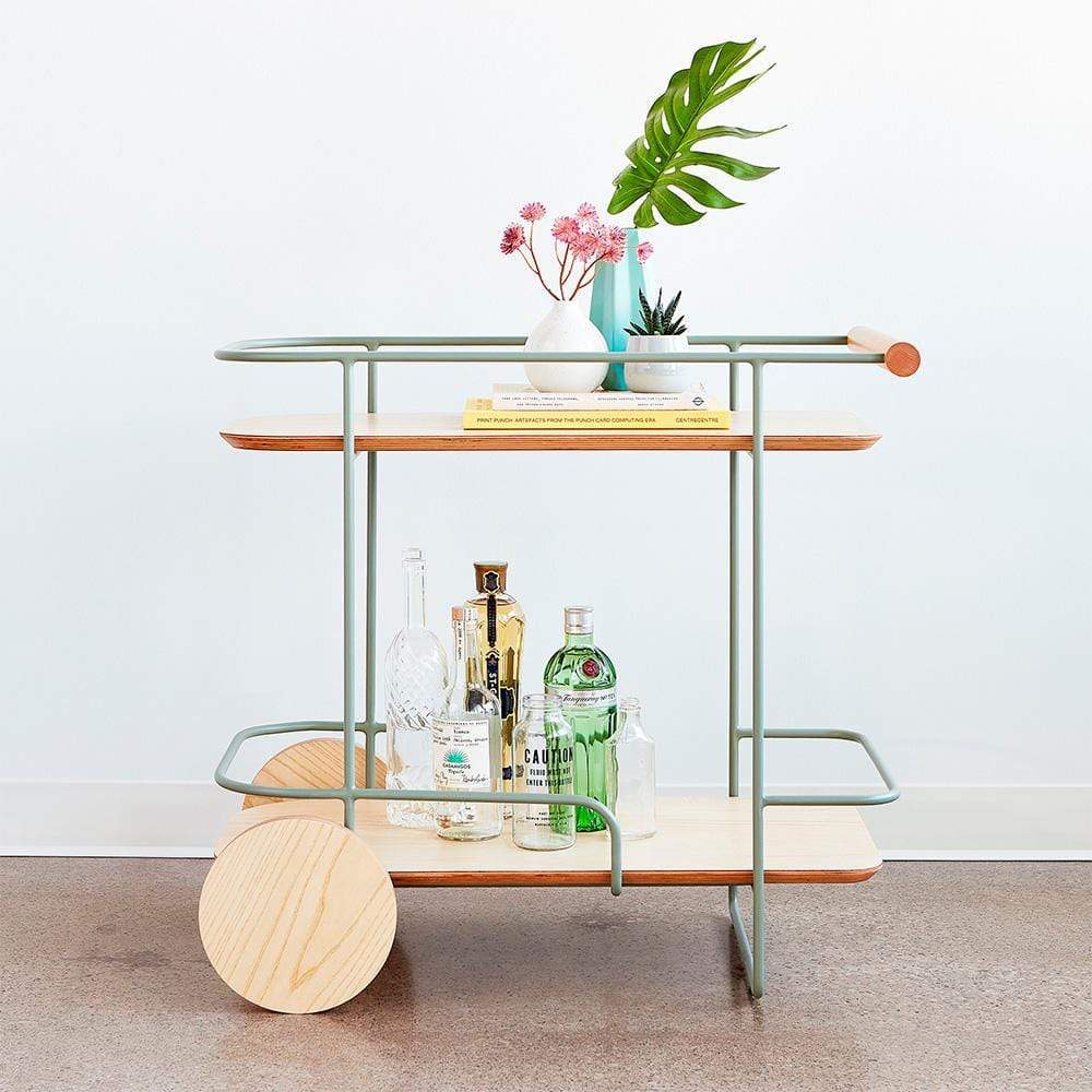 Voici l'antidote au blabla : le chariot de bar Arcade par Gus* Modern. Conçu pour accueillir vos articles de bar, vos plantes d'intérieur et vos objets de collection, cette pièce polyvalente est un véritable héros de la décoration.