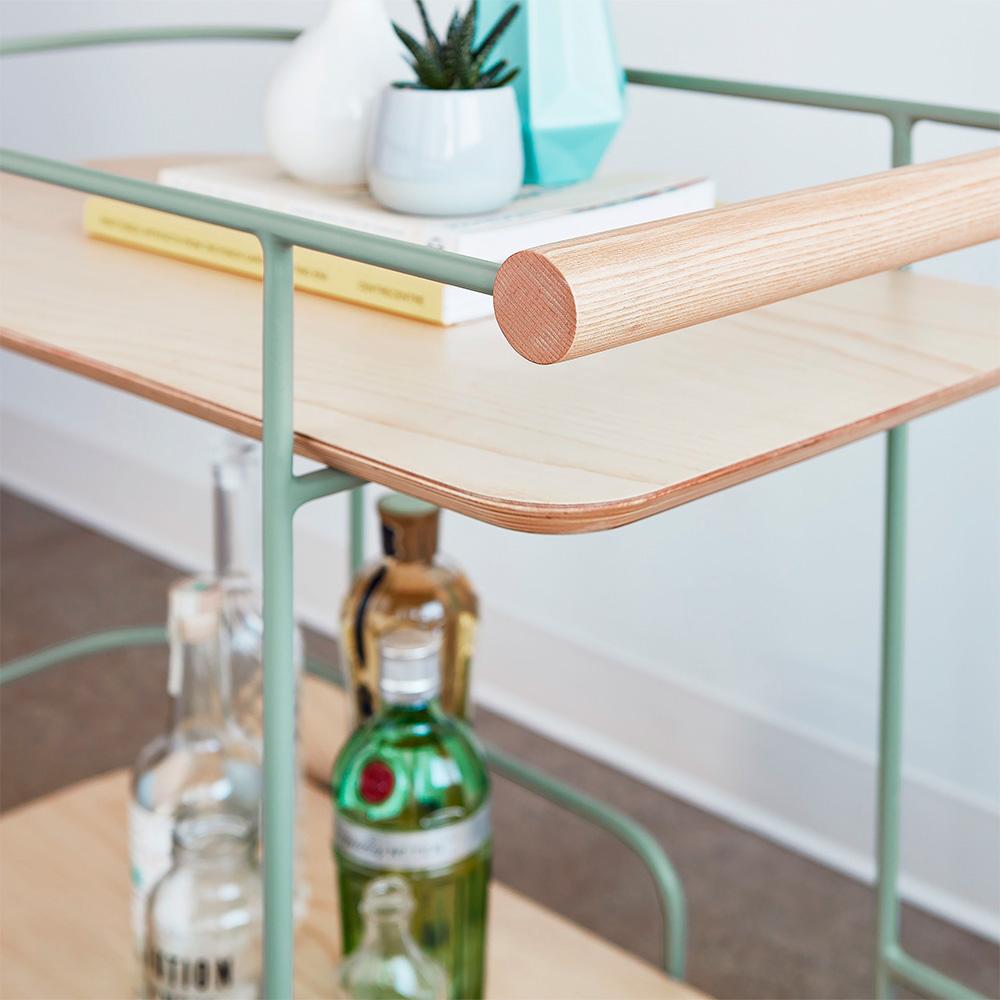 Voici l'antidote au blabla : le chariot de bar Arcade par Gus* Modern. Conçu pour accueillir vos articles de bar, vos plantes d'intérieur et vos objets de collection, cette pièce polyvalente est un véritable héros de la décoration.