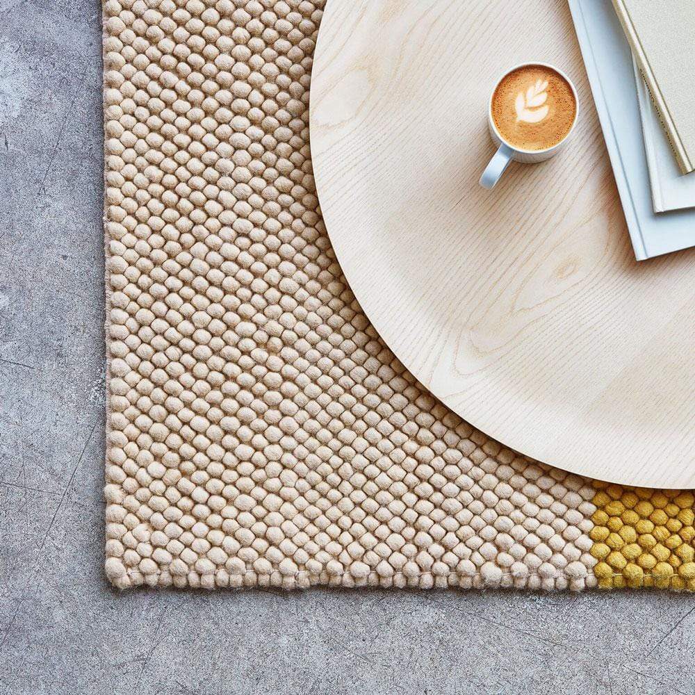 Présentant une harmonie de texture épaisse et de composition simple et abstraite, le tapis Bala par Gus* Modern apporte un sentiment de confort d'inspiration scandinave dans votre espace.