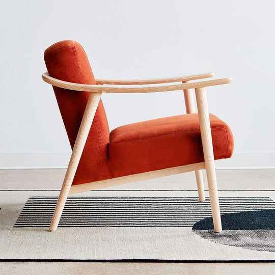 Ode au minimalisme nordique chaleureux, le fauteuil Baltic de Gus* Modern est conçu pour s'harmoniser avec la vie contemporaine. Élégant et compact, avec un cadre en bois massif épuré, il transmet une sensation de calme et de légèreté