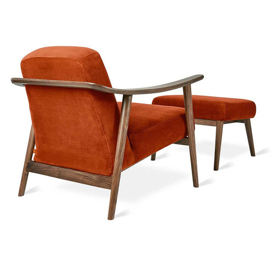 Gus* Modern Baltic, ensemble de fauteuil et ottoman, en bois et tissu, velours roussâtre / noyer