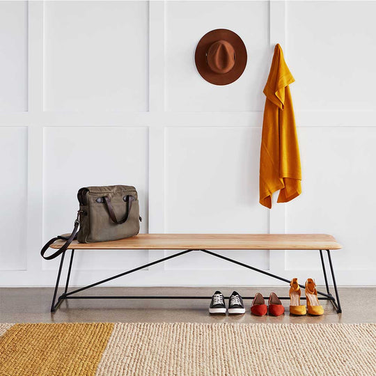 S'inspirant du design scandinave contemporain, le banc Aero de Gus* Modern présente un siège chanfreiné légèrement arrondi, fabriqué à partir de deux pièces parfaitement équilibrées de bois de frêne massif, posées sur un cadre métallique courbé et aérien