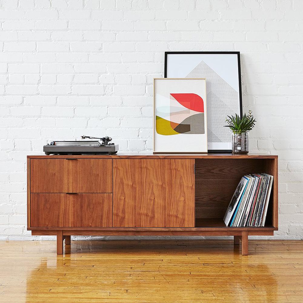 Ce meuble média de la collection Belmont par Gus* Modern puise son inspiration dans une tendance minimale pour mettre en valeur le noyer. Conçu pour les composants Hi-Fi et multimédia