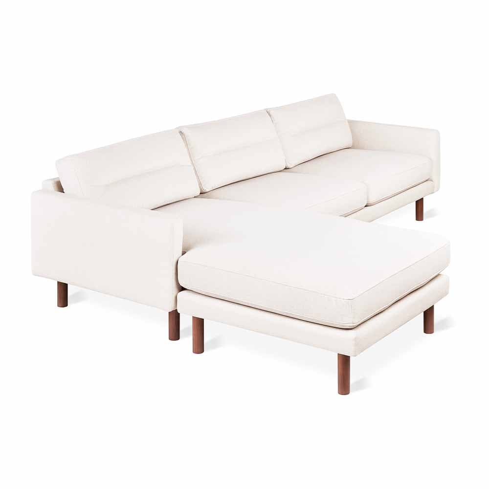 Gus* Modern Miller, bi-sectionnel de 3 places avec des pieds en bois, en tissu, merino cream