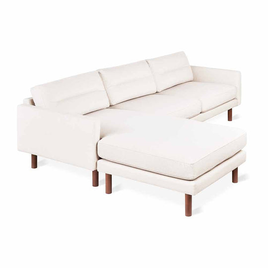 Gus* Modern Miller, bi-sectionnel de 3 places avec des pieds en bois, en tissu, merino cream