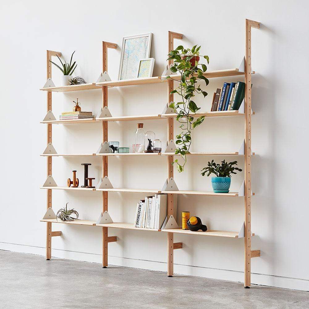 Le système d'étagères de rangement Branch de Gus* Modern allie le style du milieu du siècle dernier à des composantes modulaires qui vous offrent un nombre infini d'options de rangement ouvertes et élégantes pour la maison ou le bureau.