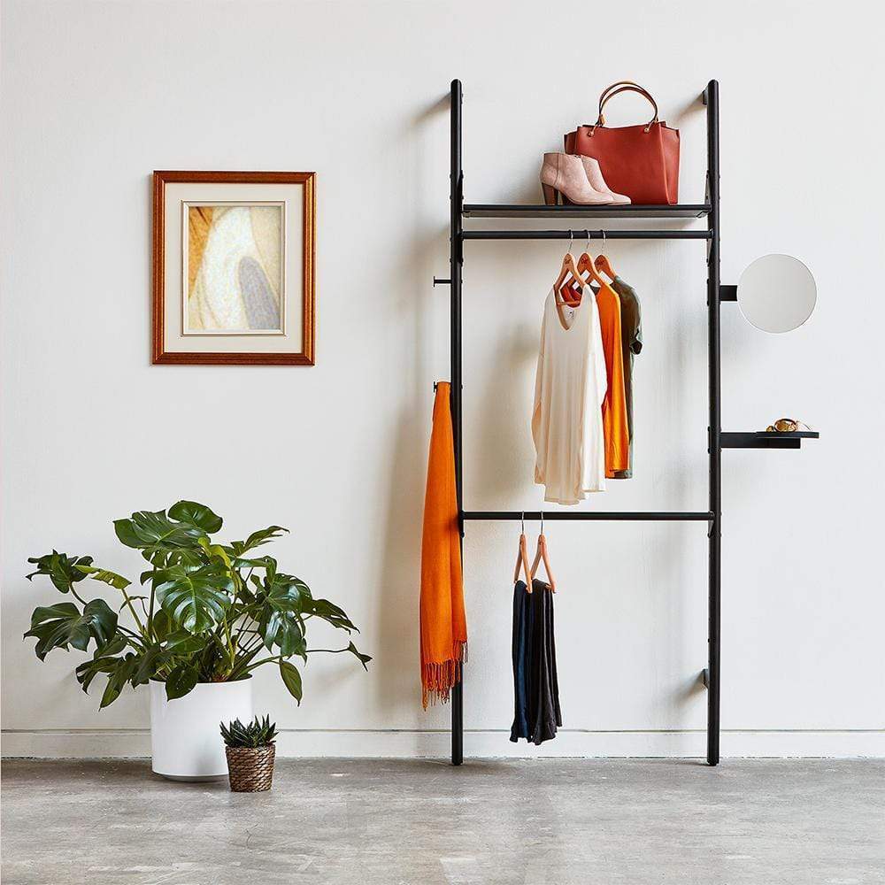 Le système d'organisation modulaire de la Branch de Gus* Modern allie le style du milieu du siècle à des composants modulaires pour vous offrir un nombre infini d'options de rangement élégant et ouvert pour la maison, le bureau ou le commerce.