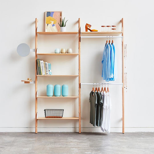 Le système d'organisation modulaire de la Branch de Gus* Modern allie le style du milieu du siècle à des composants modulaires pour vous offrir un nombre infini d'options de rangement élégant et ouvert pour la maison, le bureau ou le commerce.