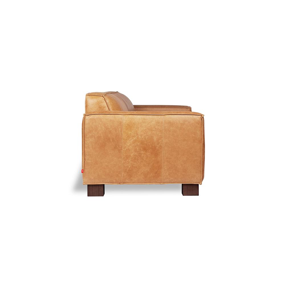 Gus* Modern Cabot, sofa 3 places, en cuir et bois, cuir canyon whiskey