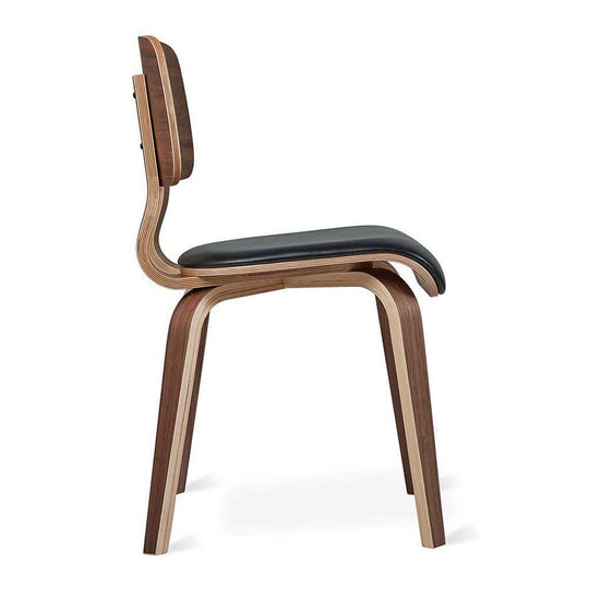 Gus* Modern Cardinal, chaise rembourrée, en cuir et bois cintré, cuir noir, noyer