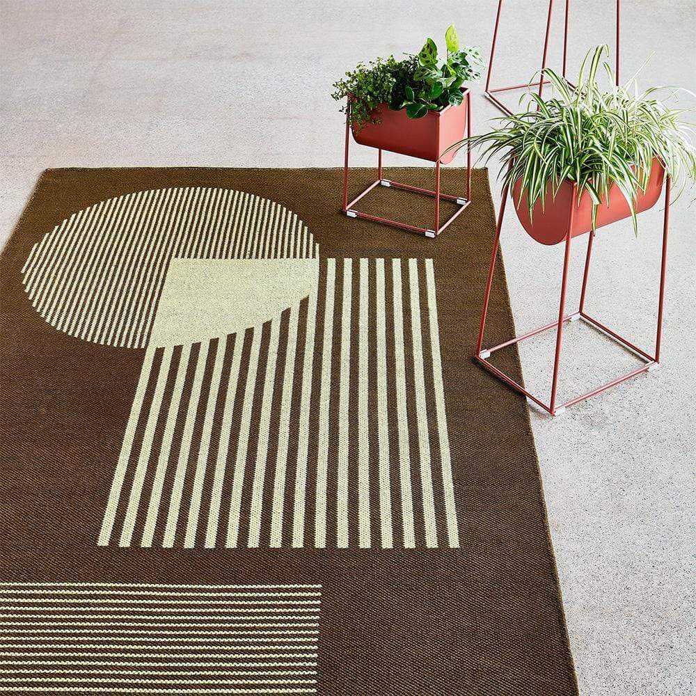 Le motif graphique audacieux du tapis Construct de Gus* Modern apporte une touche d'originalité et s'harmonise parfaitement avec une variété de styles de décoration.