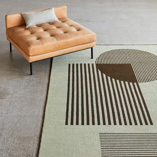 Fabriqué à partir de bouteilles en plastique recyclées, le tapis Construct par Gus* Modern est suffisamment polyvalent pour être utilisé dans le salon ou sur le patio.