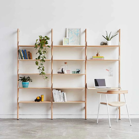 Le système d'étagères Branch allie le style mid-century à des composants modulaires qui vous offrent un nombre infini d'options de rangement ouvertes et élégantes pour la maison ou le bureau.