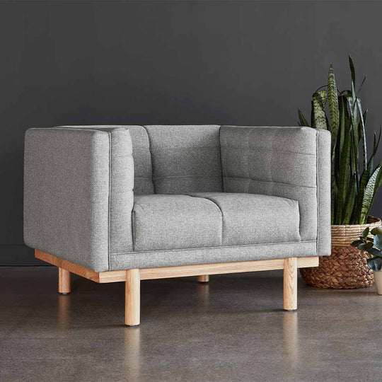 S'inspirant à la fois des influences du milieu du siècle et des influences contemporaines, le fauteuil Mulholland de Gus* Modern est un modèle sur mesure avec des touffes distinctives sur le siège, les bras et le dossier qui créent un caractère subtil