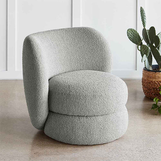 Conçu dans un tissu bouclé nubby, le fauteuil Forme de Gus* Modern au design élégant, apporte à la fois une chaleur texturale et une esthétique actuelle à votre décor. Un dossier haut et un siège rond sculptural soulignent la forme de cocon