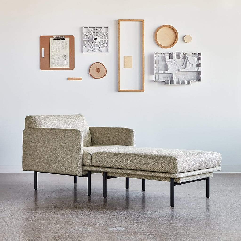 Inspirée par des éléments du design scandinave classique, le fauteuil et ottoman Foundry offrent une grande sophistication, mettant en valeur un cadre de dossier étroit et extra-plat, et des coussins semblant flotter.