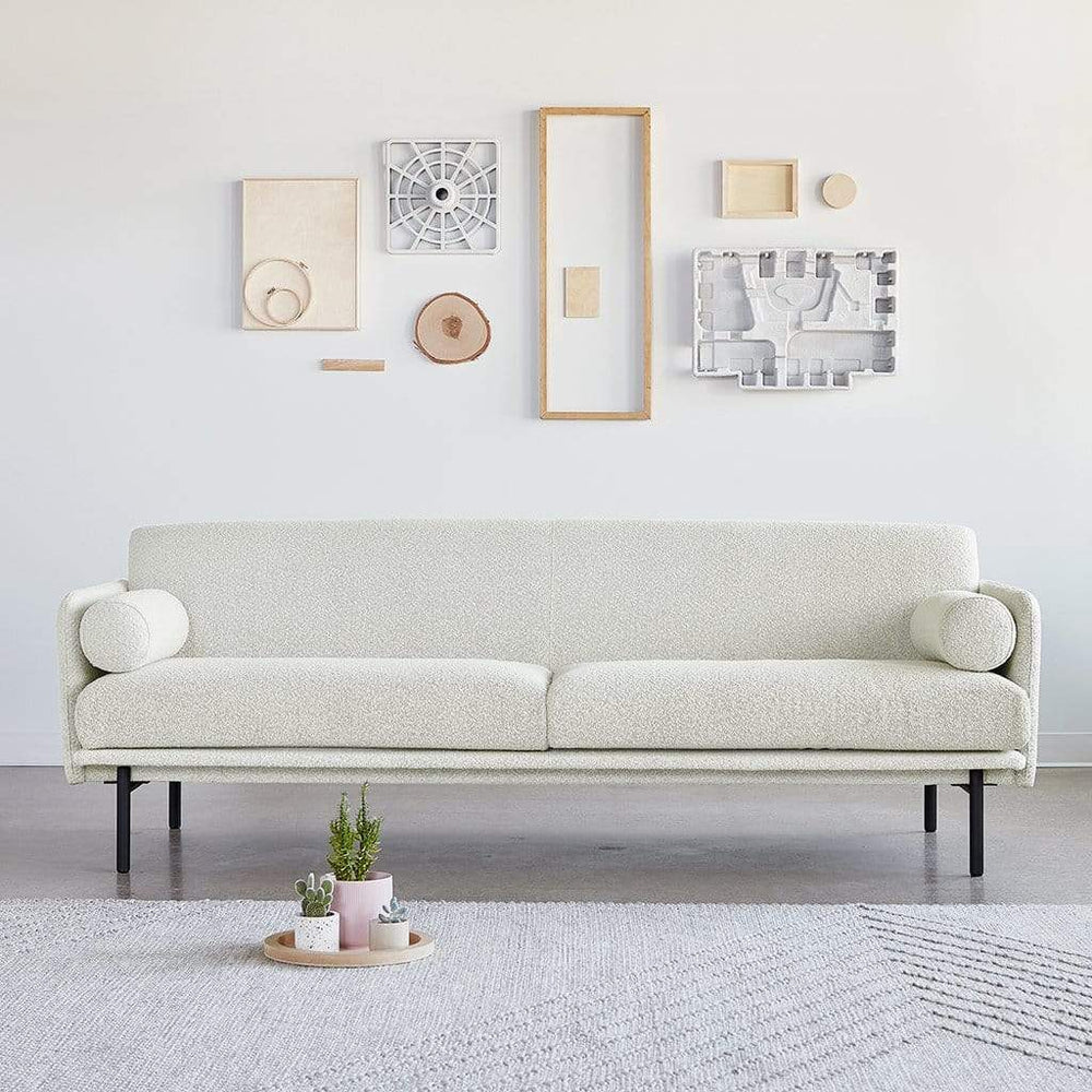 Inspirée par des éléments du design scandinave classique, le sofa Foundry offrent une grande sophistication, mettant en valeur un cadre de dossier étroit et extra-plat, et des coussins semblant flotter.