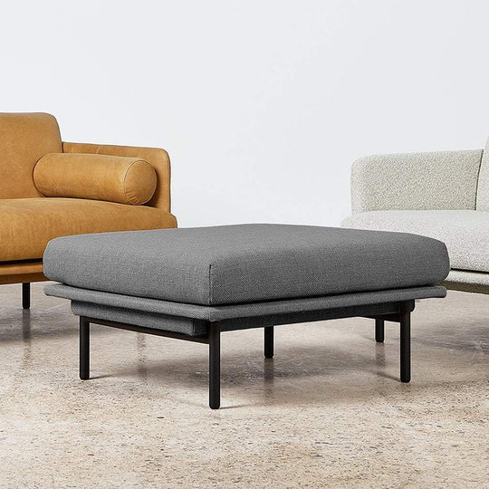 Inspirée par des éléments du design scandinave classique, l’ottoman Foundry offrent une grande sophistication, mettant en valeur un cadre de dossier étroit et extra-plat, et des coussins semblant flotter.