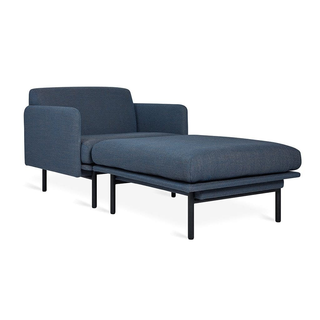 Gus* Modern Foundry, fauteuil et ottoman, en métal et tissu, hanson navy