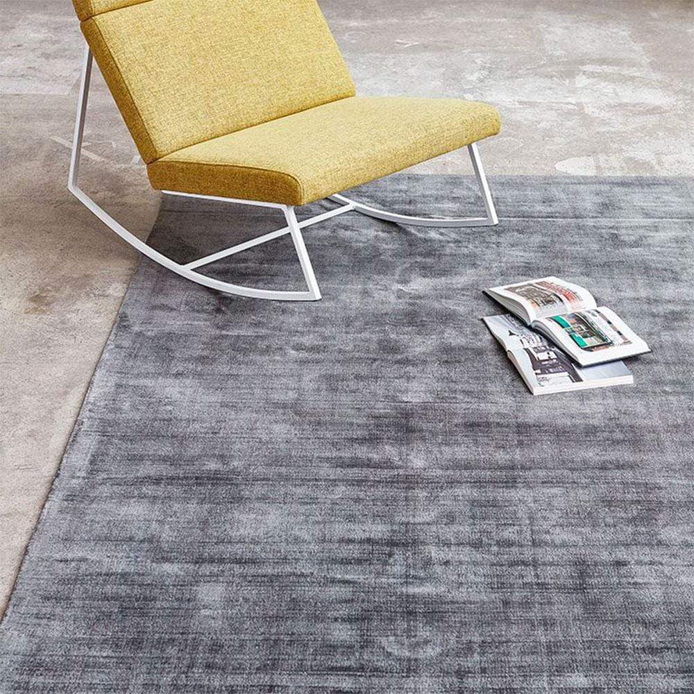 Le tapis Fumo par Gus* Modern présente des nuances subtiles et une texture ultra-douce qui évoque des sentiments de calme et de confort. Chaque tapis est tissé à la main en Inde avec des fibres lustrées