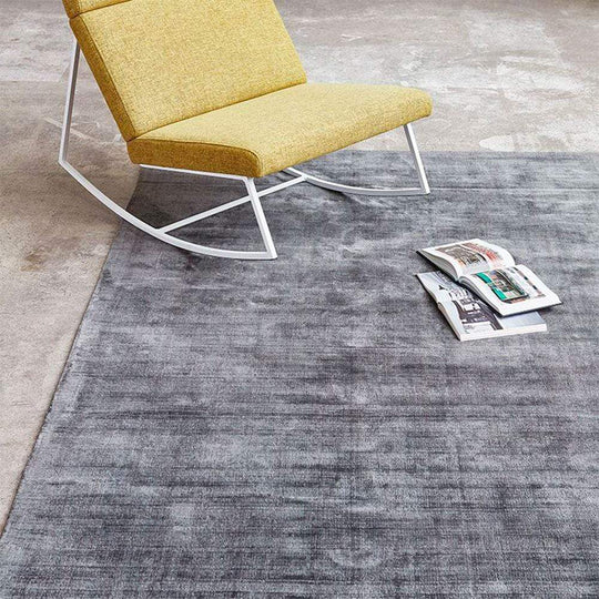 Le tapis Fumo par Gus* Modern présente des nuances subtiles et une texture ultra-douce qui évoque des sentiments de calme et de confort. Chaque tapis est tissé à la main en Inde avec des fibres lustrées