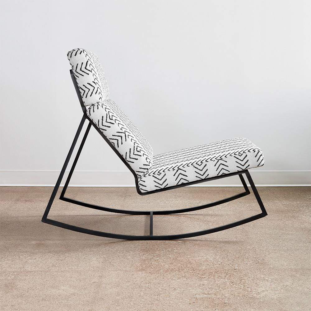 La chaise berçante GT Rocker de Gus* Modern s’inspire des bancs de voiture des années 70 pour vous offrir une chaise confortable des plus élégantes et raffinées