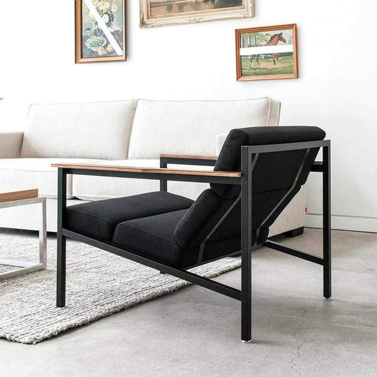 Industrielle et moderne à la fois, une combinaison gagnante que nous propose Gus* Modern avec le fauteuil Halifax. Disponible en plusieurs couleurs, elle deviendra rapidement un élément incontournable et bien punchy dans votre salon.